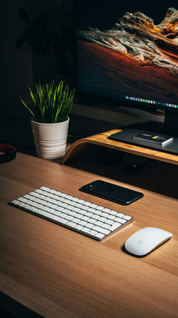 bureau avec ordinateur et clavier