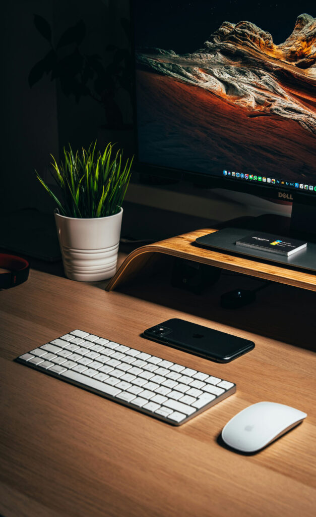 bureau avec ordinateur et clavier